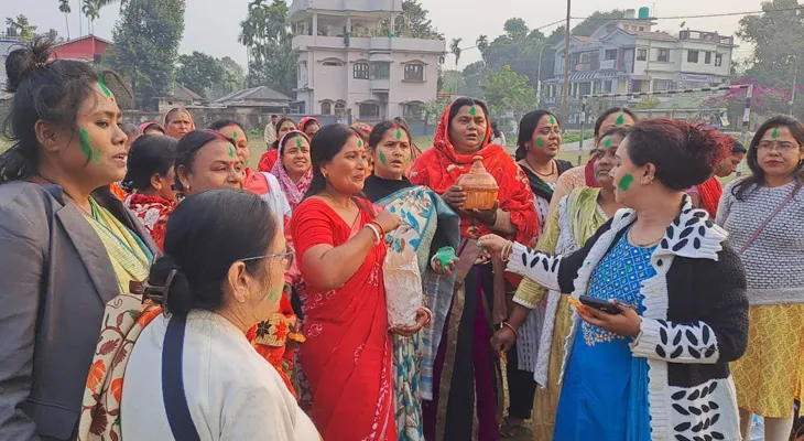বর্ধিত ৫০০ টাকা সহ লক্ষ্মীর ভাণ্ডারের ভাতা ব্যাঙ্কে ক্রেডিট হতেই জলপাইগুড়িতে মহিলাদের উচ্ছ্বাস, খেলা হল সবুজ আবির