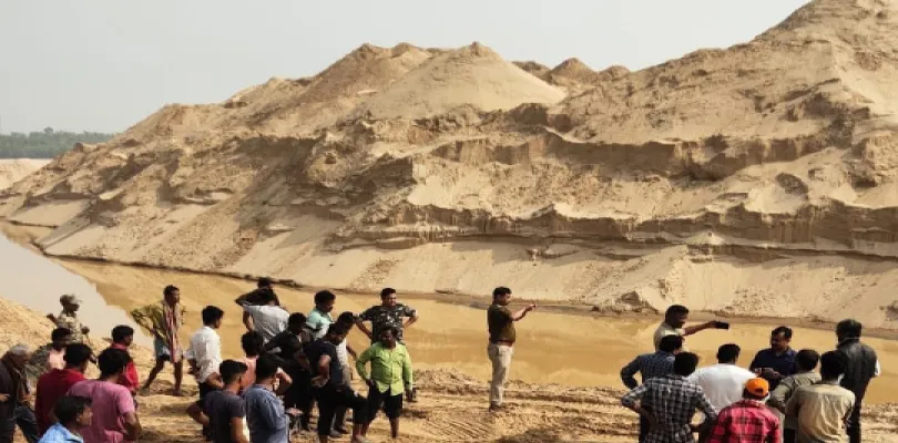 নয়াগ্ৰামে সুবর্ণরেখার উপর উধাও বালির চর, জেলাশাসকের কাছে অভিযোগ গ্রামবাসীদের