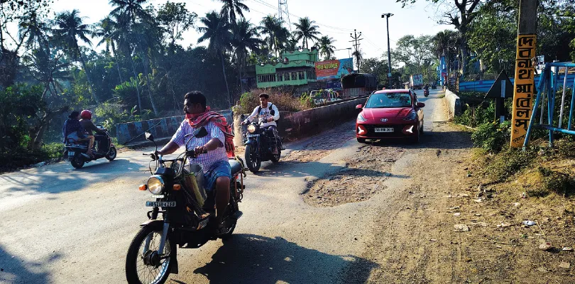নবদ্বীপে পলতার গুরুত্বপূর্ণ জোড়া ব্রিজের রাস্তা বেহাল, দুর্ঘটনার শঙ্কা