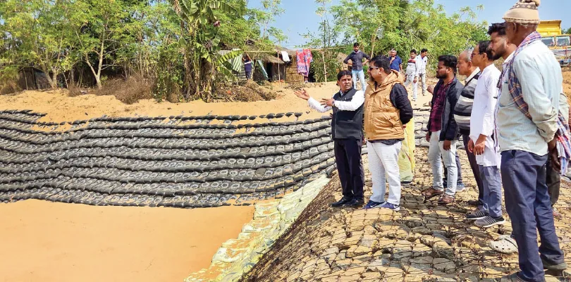 পাড় ভাঙছে সুবর্ণরেখা, ভাঙন রোধে রাজ্যের সাত কোটির বেশি বরাদ্দে কাজ চলায় স্বস্তিতে বাসিন্দারা