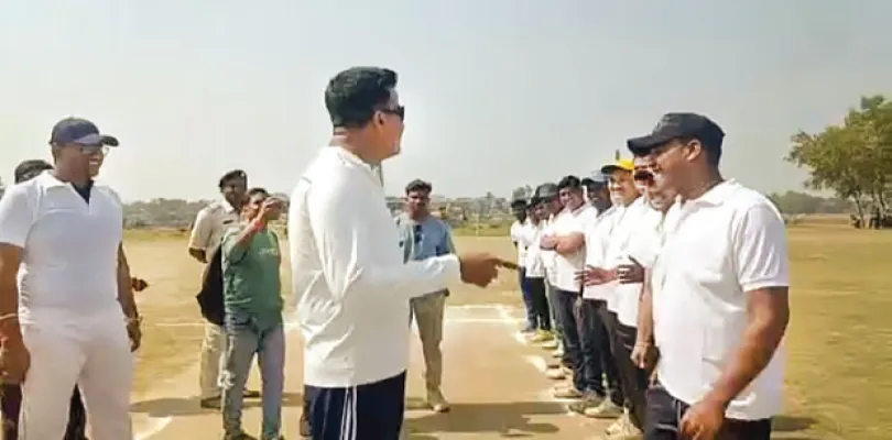 বাকচায় স্থানীয় যুবকদের সঙ্গে প্রীতি ক্রিকেট ম্যাচ পুলিশের