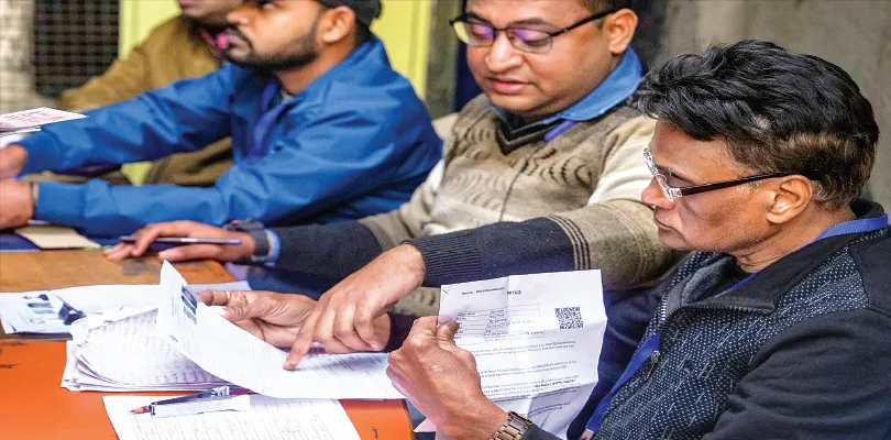 কমিশনের দ্বিচারিতার শিকার বাংলা, সুয়োরানি উত্তরপ্রদেশ, মমতার রাজ্যেই শুনানির সময়সীমা নিয়ে চূড়ান্ত গড়িমসি