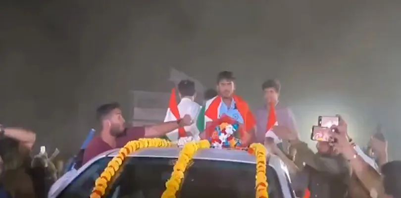 মহারাষ্ট্রের ভিরারে পৌঁছোতেই বিশ্বকাপজয়ী অনূর্দ্ধ-১৯ ভারতীয় ক্রিকেট দলের অধিনায়ক আয়ূষ মাথরেকে স্বাগত জানালেন স্থানীয়রা