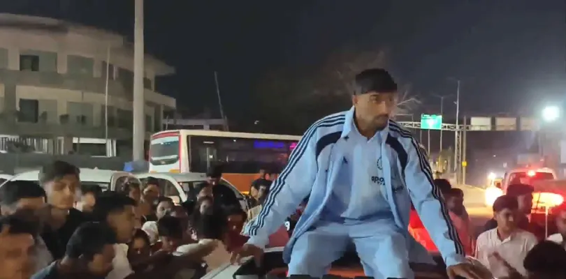 গুজরাতের ভালসাদে পৌঁছোতেই বিশ্বকাপজয়ী অনূর্দ্ধ-১৯ ভারতীয় ক্রিকেট দলের সদস্য হেনিল প্যাটেলকে স্বাগত জানালেন স্থানীয়রা