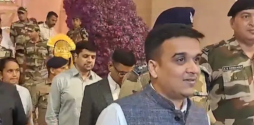 সুরাতে বন্দেমাতরমের ১৫০ বছর উপলক্ষ্যে কোস্টাল সাইক্লোথনের আয়োজন করেছিল সিআইএসএফ, তাতে যোগ দিলেন গুজরাতের উপ মুখ্যমন্ত্রী হর্ষ সাংভি