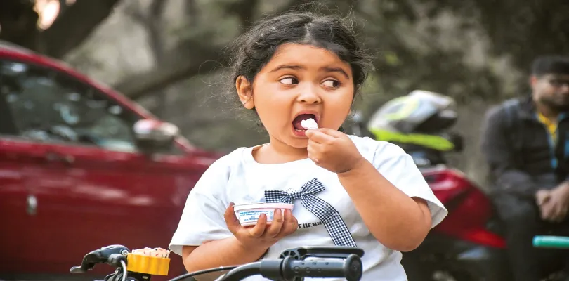 রোদ-শীতের লুকোচুরিতে জমজমাট রবিবার, গরম জামা উপেক্ষা করে বেকায়দায় শহরবাসী
