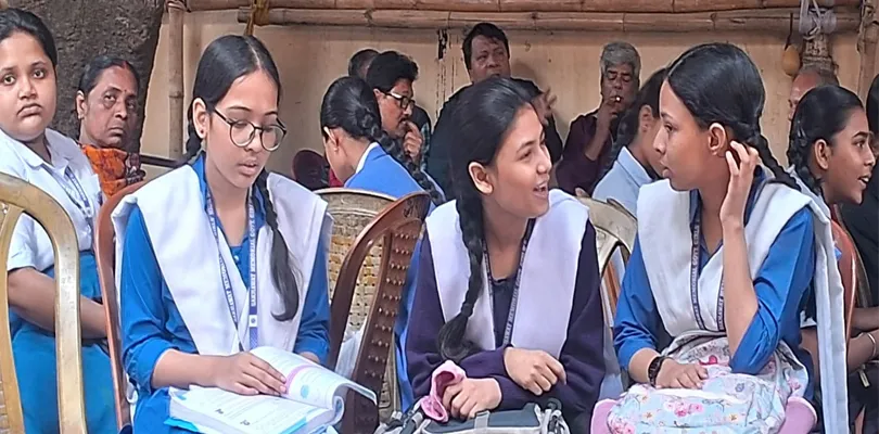 আজ, মাধ্যমিকের অংক পরীক্ষা, পরীক্ষাকেন্দ্রে ঢোকার আগে ছাত্রীদের প্রস্তুতি