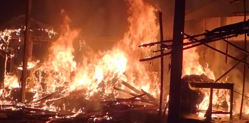 ধূপগুড়ি সুপার মার্কেটে অগ্নিকাণ্ড, পুড়ল বেশ কয়েকটি দোকান