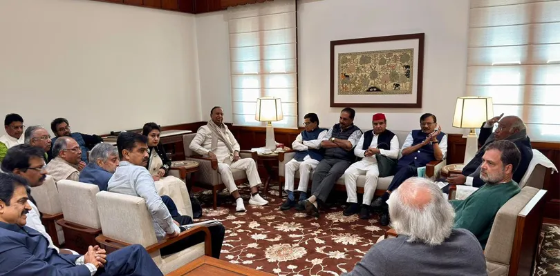 সংসদে রাজ্যসভার বিরোধী দলনেতা মল্লিকার্জুন খাড়্গের অফিসে বৈঠকে উপস্থিত ইন্ডিয়া জোটের নেতারা