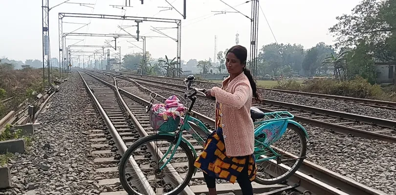 বহুবার আবেদন জানিয়েও হয়নি আন্ডারপাস কিংবা ফ্লাইওভার, তাই জীবনের ঝুঁকি নিয়ে রেললাইন পেরিয়ে যেতে হয় জলপাইগুড়ির রানিনগর এলাকার বাসিন্দাদের