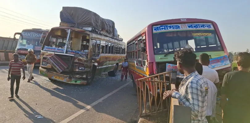 জামুড়িয়া থানা এলাকায় ১৯ নম্বর জাতীয় সড়কের উপর দুটি বাসের মধ্যে সংঘর্ষ, জখম বহু