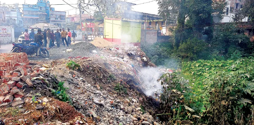 আবর্জনা ফেলার আড়ালে ইটাহারে নিঃশব্দে পুকুর ভরাট