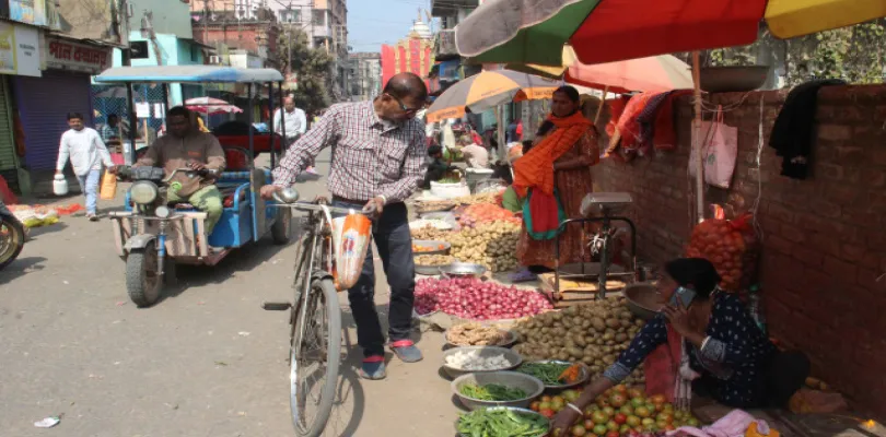 বহরমপুর শহরে রাস্তা দখল করে বসছে সবজির বাজার, তীব্র যানজট  ক্ষুব্ধ বাসিন্দারা  উদাসীন পুরসভা
