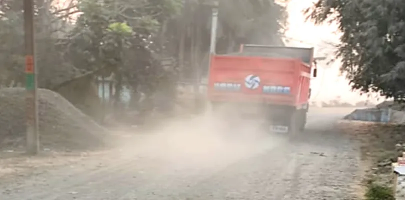 চলছে গলিগ্রাম-অভিরামপুর রাস্তার  নির্মাণ, ধুলোয় নাজেহাল পথচারীরা