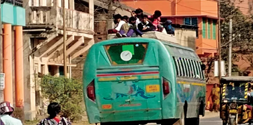 বাসের ছাদে মাধ্যমিক পরীক্ষার্থীরা! আরামবাগে নজরদারির দাবি