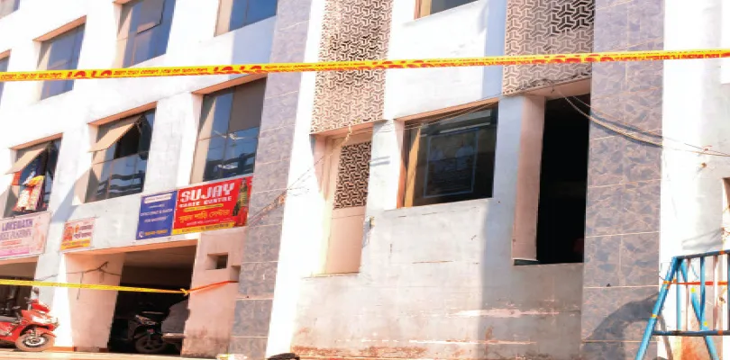 হাওড়ায় বহুতলের ছাদে সেফটি নেট ছাড়াই ভারী নির্মাণ, পুরসভার নজরদারি নিয়ে প্রশ্ন