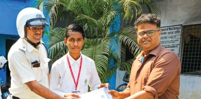 পরীক্ষা হলে অসুস্থ, হাসপাতালে বসেই মাধ্যমিক দিল দুই ছাত্রী