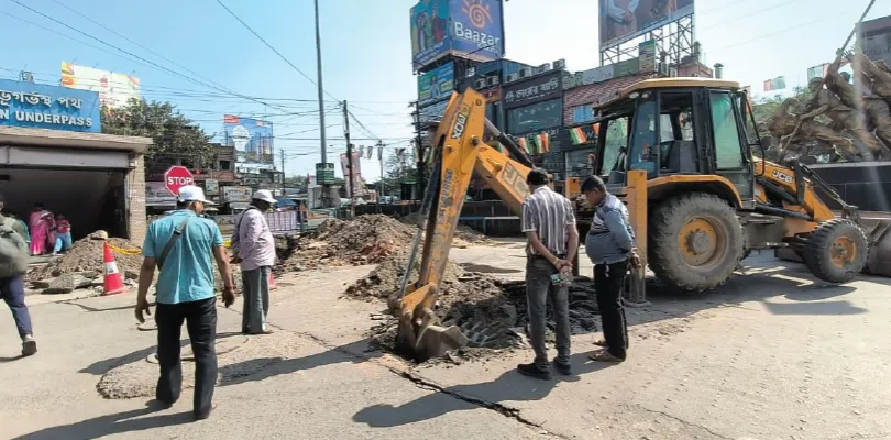মধ্যমগ্রামে কালভার্ট তৈরির জেরে নাস্তানাবুদ মানুষ, দিনের বদলে রাতে কাজ করার দাবি