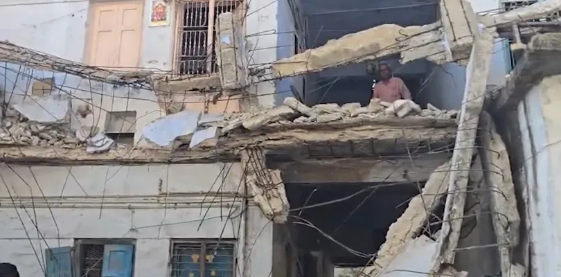 আমেদাবাদের আমরাইওয়াড়ি এলাকায় ভেঙে পড়ল একটি বাড়ির একাংশ, ধ্বংসস্তূপে আটকে ১৫ জন