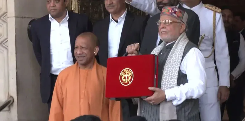 লখনউ বিধানসভায় পৌঁছলেন উত্তরপ্রদেশের মুখ্যমন্ত্রী যোগী আদিত্যনাথ এবং রাজ্যের অর্থমন্ত্রী সুরেশ খান্না