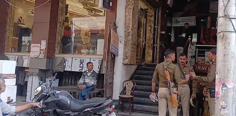কানপুরের নয়াগঞ্জে একটি সোনার দোকানে আয়কর দপ্তরের হানা