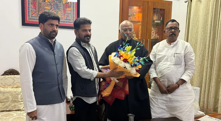 কংগ্রেস সভাপতি মল্লিকার্জুন খাড়্গের সঙ্গে সাক্ষাৎ করলেন তেলেঙ্গানার মুখ্যমন্ত্রী রেবন্ত রেড্ডি