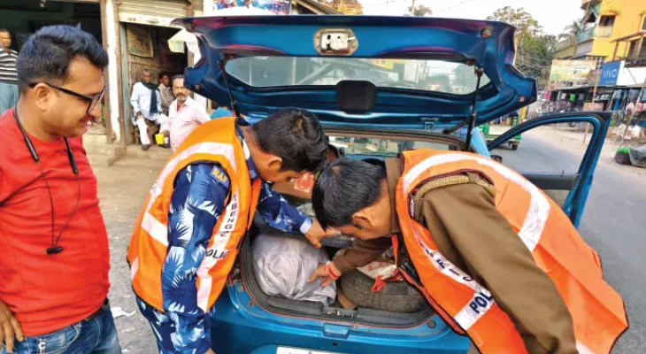 বাংলাদেশে ভোট: ‘এবার পরিস্থিতি পালটাবে?’ আশায় হোটেল ব্যবসায়ীরা,  বসিরহাট সীমান্তে তল্লাশি