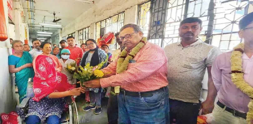 এ কেমন চিকিৎসক! জীবিতকে মৃত ঘোষণা, অ্যাম্বুলেন্স টেকনিশিয়ানের চেষ্টায় পুনর্জন্ম কিশোরীর