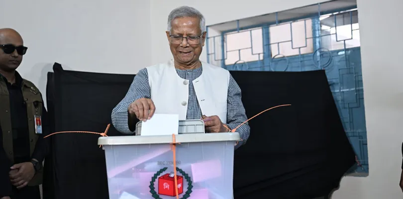 বাংলাদেশ নির্বাচন: ঢাকার গুলশান মডেল স্কুল অ্যান্ড কলেজ কেন্দ্রে ভোট দিলেন প্রধান উপদেষ্টা মহম্মদ ইউনুস