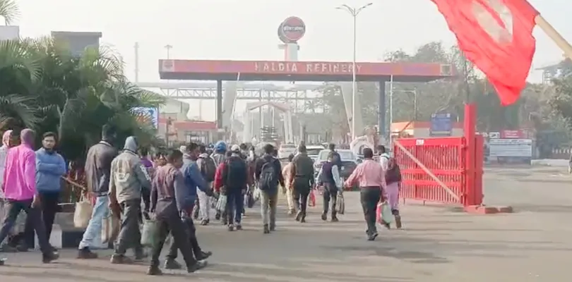 শিল্প ধর্মঘট উপেক্ষা করে হলদিয়ায় আইওসি রিফাইনারিতে কাজে যোগ দিচ্ছেন শ্রমিক-কর্মচারীরারা