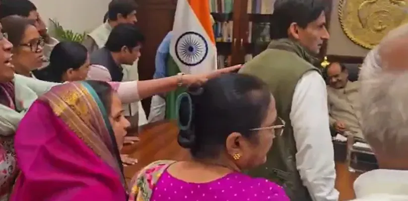 লোকসভার স্পিকার ওম বিড়লাকে চেম্বারে ঢুকে হুমকি দিয়েছেন কংগ্রেস সাংসদরা, বিস্ফোরক দাবি মন্ত্রীর