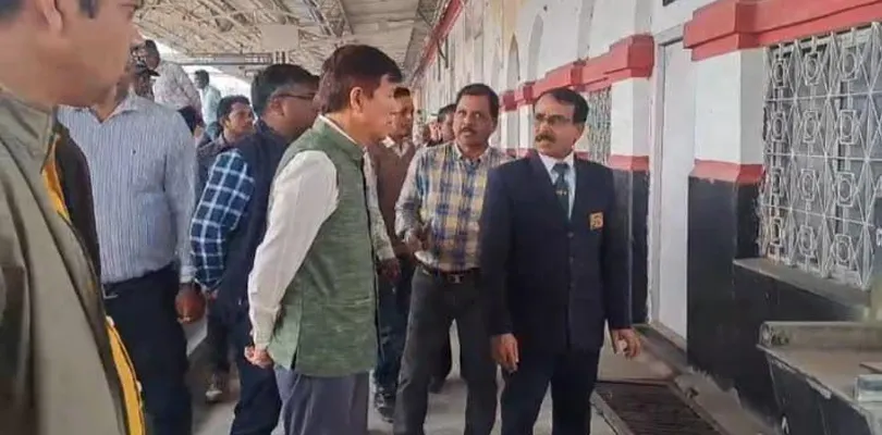 জলপাইগুড়ি টাউন স্টেশনে অমৃত ভারত প্রকল্পের কাজ পরিদর্শনে উত্তরপূর্ব সীমান্ত রেলের ডিআরএম কিরেন্দ্র নারা
