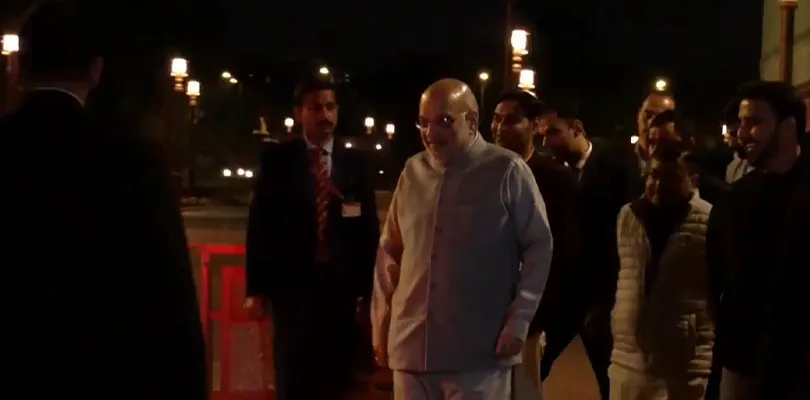 সংসদ থেকে বের হলেন কেন্দ্রীয় স্বরাষ্ট্রমন্ত্রী অমিত শাহ