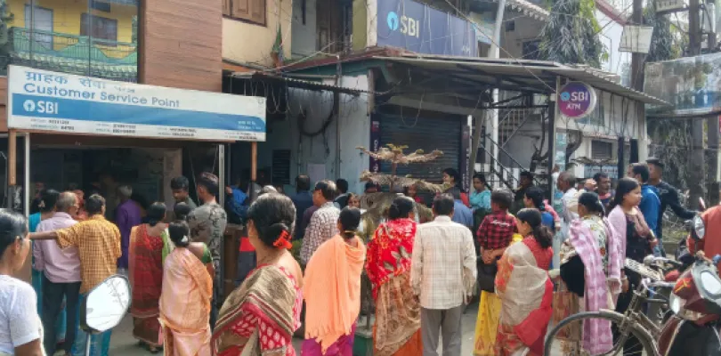 আবাস ও লক্ষ্মীর ভাণ্ডারের টাকা তুলতে ব্যাংকগুলিতে লম্বা লাইন উপভোক্তাদের