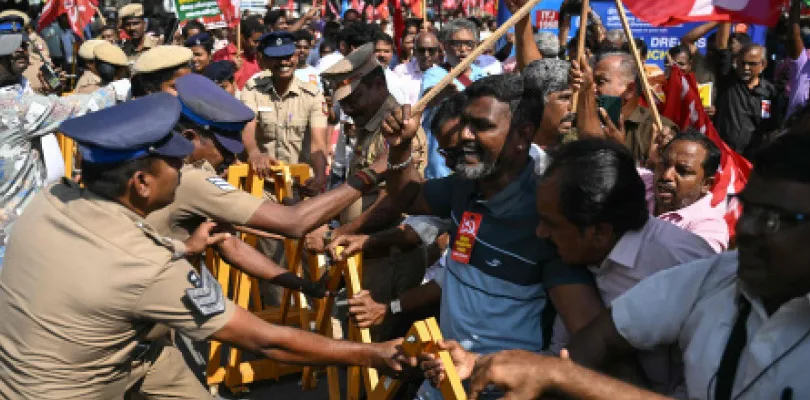 ভারত বন্‌ধ: রাজ্যে রাজ্যে স্বাভাবিক জনজীবন ব্যাহত, প্রভাব ব্যাংকিং-বিমা-পরিবহণ ক্ষেত্রে