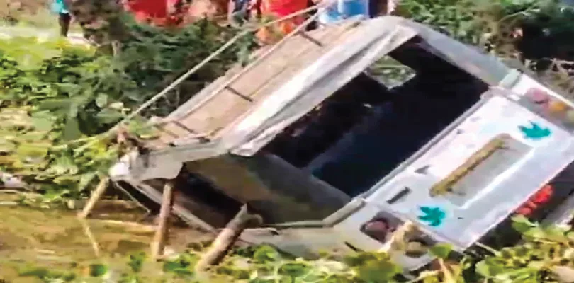 মহিষাদলে পুকুরে উলটে গেল পুলকার, রক্ষা খুদে পড়ুয়াদের