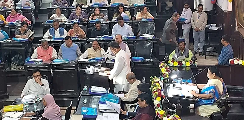 কলকাতা পুরসভার বাজেট পেশ করছেন মহানাগরিক ফিরহাদ হাকিম