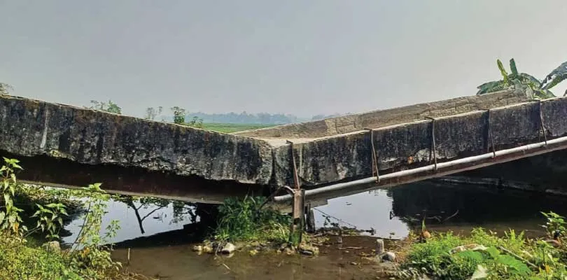 শালকুমারে উড্ডা নদীর ভাঙা সেতু দিয়েই চলছে যাতায়াত