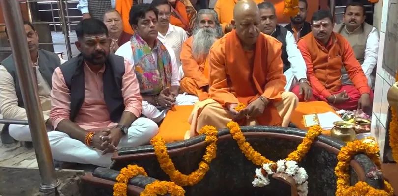 গোরক্ষপুরের মহাদেব ঝাড়খণ্ডি শিবজি মন্দিরে পুজো দিলেন উত্তরপ্রদেশের মুখ্যমন্ত্রী যোগী আদিত্যনাথ