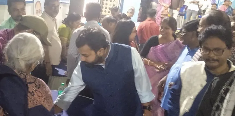 তমলুক পুরসভার মহেন্দ্র স্মৃতি সভাকক্ষে স্বনির্ভর বাংলা শিবির পরিদর্শনে পূর্ব মেদিনীপুরের জেলাশাসক ইউনিস রিসিন ইসমাইল
