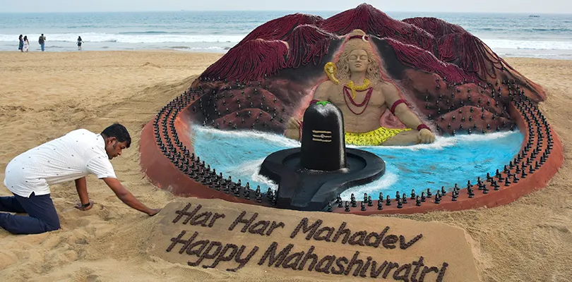 মহাশিবরাত্রী উপলক্ষ্যে পুরীর সমুদ্র সৈকতে বিশেষ স্যান্ড আর্ট তৈরি করলেন বালুশিল্পী সুদর্শন পট্টনায়েক