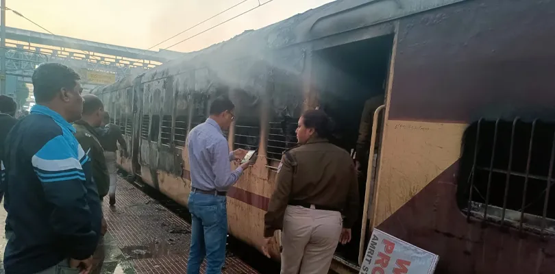 কাটোয়ায় ট্রেনের কামরায় আগুন, প্রাথমিক তদন্তে অন্তর্ঘাতের চিত্র সিসি ক্যামেরায়