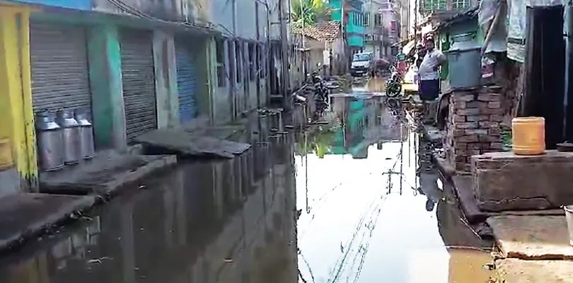নর্দমা বন্ধ করে সাফাই কাজের জেরে নোংরা জলে ভাসছে পানিহাটি, ক্ষোভ
