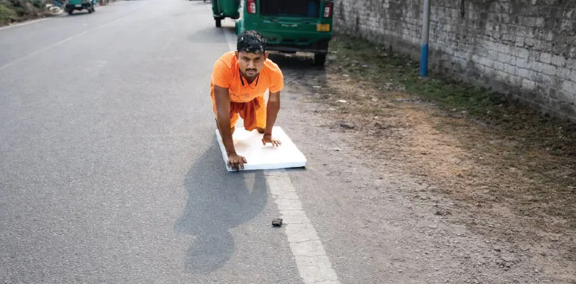 ভোলানাথের কাছে মানত পূরণে দণ্ডি কেটে প্রায় ৩০০ কিমি পাড়ি যুবকের
