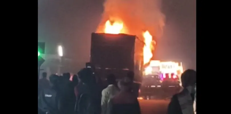 হাওড়ার রাজাপুরে ১৬ নম্বর জাতীয় সড়কে চলন্ত কনটেনারে আগুন