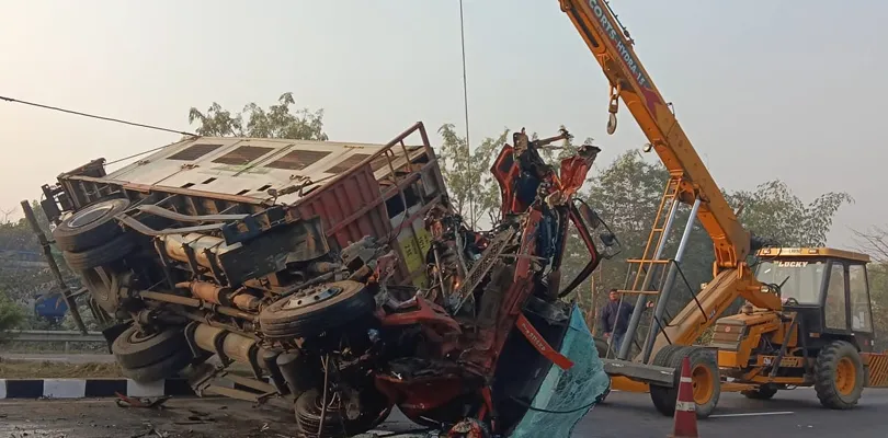 উলুবেড়িয়ায় নিয়ন্ত্রণ হারিয়ে ট্রেলারে ধাক্কা মেরে উল্টে গেল একটি কন্টেনার