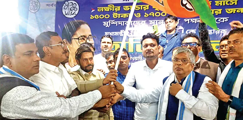 মুর্শিদাবাদের নওদাপানু গ্রাম পঞ্চায়েতের কংগ্রেসের প্রধান সহ দুই সদস্য তৃণমূলে