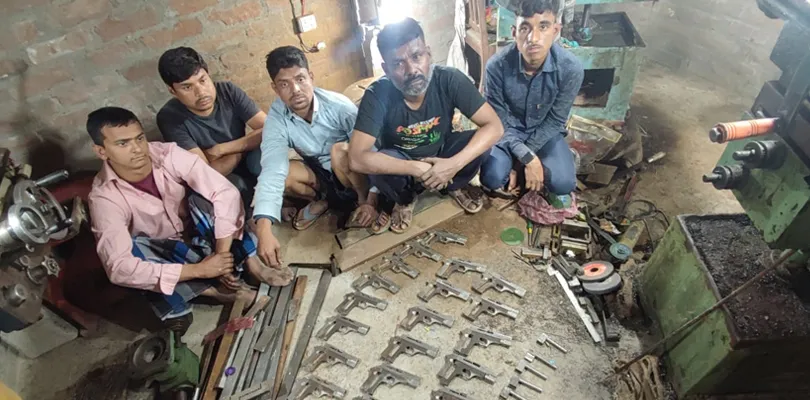 বিহারের ভাগলপুরে বেআইনি অস্ত্র কারখানায় হানা বাংলা ও বিহার পুলিশের যৌথ দলের, বিপুল আগ্নেয়াস্ত্র সহ ধৃত পাঁচ