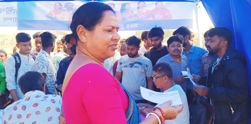 যুবসাথীর শিবিরে জলপাইগুড়ি সদর ব্লকের বোয়ালমারি নন্দনপুর পঞ্চায়েতের বিজেপির উপপ্রধান ডলি রায় সাহা
