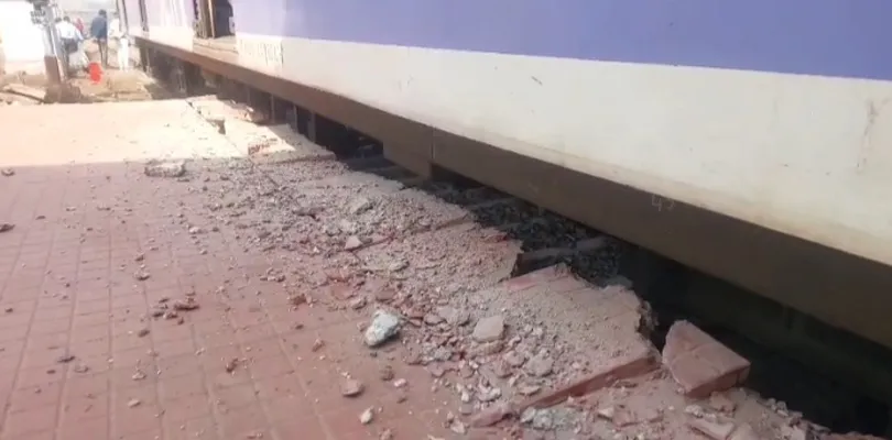 শালিমার স্টেশনে ঢোকার মুখে লাইনচ্যুত লোকাল ট্রেনের কামরা